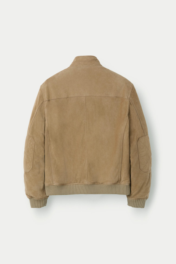 베이지 컬러의 스웨이드 다운 점퍼입니다. 간절기와 초겨울에 적합하며, 클래식하고 미니멀한 스타일을 연출합니다. 부드러운 스웨이드 소재와 두꺼운 두께감으로 포근함을 더하고, 구스다운 충전재를 사용하여 보온성을 높였습니다. 스탠드넥 구조와 니트 시보리 디테일이 돋보이며, 안감과 다운백 분리 설계로 편안함을 제공합니다. 투웨이 지퍼와 긴 소매 기장으로 출근룩에 활용하기 좋습니다.
