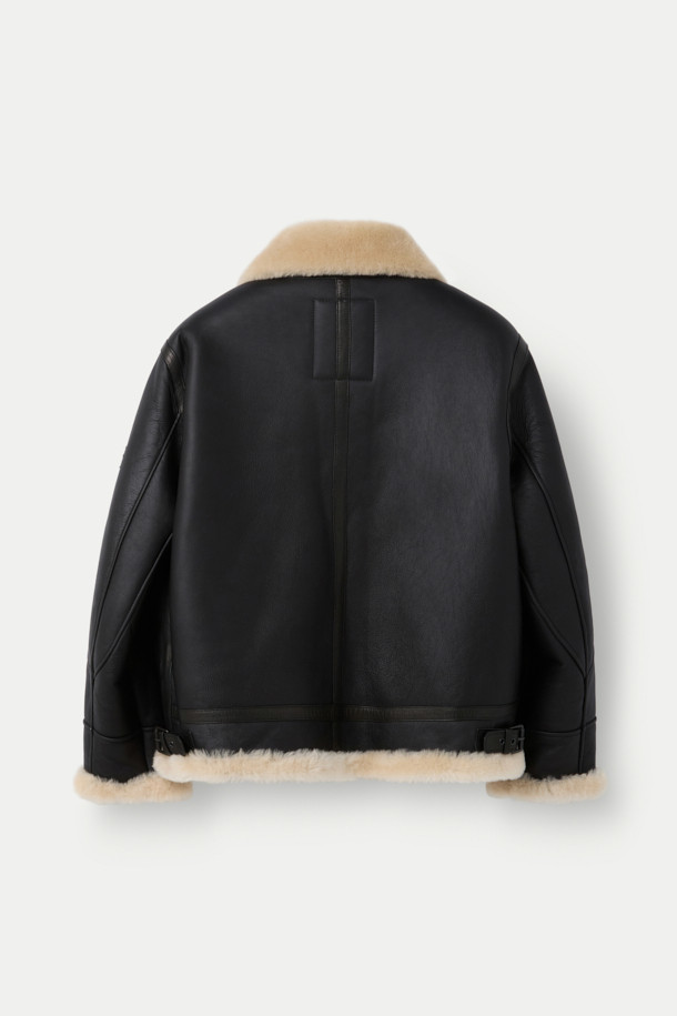 메리노 실키 무스탕은 부드러운 양가죽과 양털 소재를 사용하여 고급스러운 촉감을 선사하는 아우터입니다. 블랙, 베이지 두 가지 색상으로 출시되었으며, 숏 기장의 오버핏 디자인으로 클래식하면서도 캐주얼한 스타일을 연출합니다. 투톤 배색과 비죠 디테일, 투웨이 지퍼, 핸드 포켓 등의 특징으로 보온성과 스타일을 동시에 잡았습니다. 데이트룩, 모임룩 등 다양한 TPO에 활용 가능하며, 미니멀한 룩에도 잘 어울립니다. 겨울철, 따뜻하고 세련된 스타일을 완성해 보세요.
