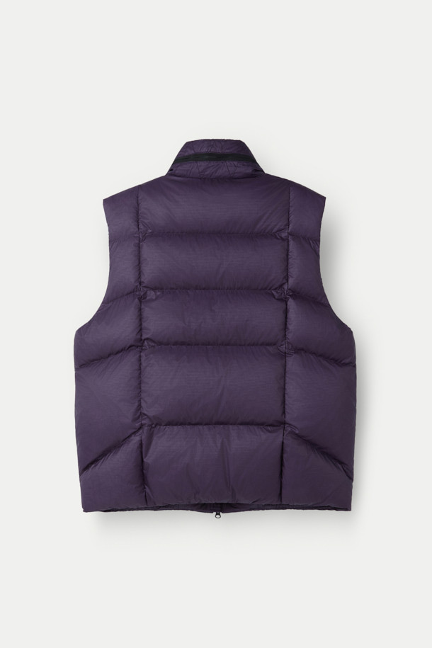보온성과 활동성을 동시에 잡는 경량 다운 베스트입니다. 겨울철 데일리룩과 캠핑룩에 활용하기 좋은 아이템으로, 스포티, 미니멀, 캐주얼 스타일을 연출할 수 있습니다. 톤 다운된 퍼플 컬러에 무지 및 퀼팅 디자인으로 포인트를 더했으며, 루즈핏으로 편안한 착용감을 선사합니다. 가볍고 따뜻한 나일론 소재에 발수, 방풍 기능까지 갖춰 실용적이며, 내장 후드와 글러브 포켓으로 보온성을 높였습니다.
