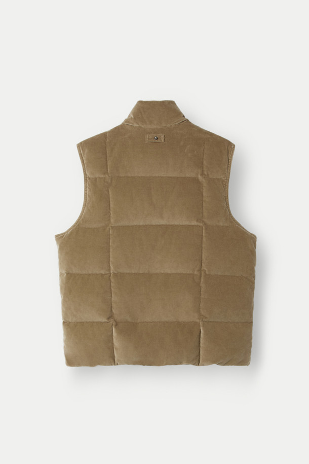 벨베틴 코듀로이 다운 베스트는 가을, 겨울 시즌에 따뜻함과 스타일을 모두 갖춘 아우터입니다. 부드러운 코듀로이 면 소재에 RDS 덕다운 충전재를 사용하여 뛰어난 보온성을 제공하며, 밑단 스트링 조절 기능으로 핏을 자유롭게 연출할 수 있습니다. 캐주얼, 클래식, 미니멀 스타일을 모두 소화하며, 일상 및 아웃도어 활동 시 캠핑룩, 등산룩으로 활용하기 좋습니다. 베이지와 브라운 두 가지 색상으로 출시되었으며, 이중 구조 핸드 포켓으로 실용성을 더했습니다. 스냅 버튼 여밈 방식과 루즈핏 디자인으로 편안한 착용감을 선사합니다.
