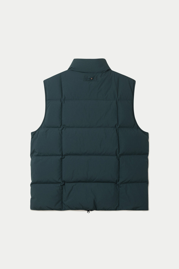 다크 그린 컬러의 블록 다운 베스트는 가을, 겨울철 일상 및 아웃도어 활동에 적합합니다. 80:20 RDS MUSCOVY 덕다운 충전재를 사용하여 보온성을 높였으며, 방풍 코팅과 밑단 스트링 조절 기능으로 외부 환경으로부터 몸을 보호합니다. 루즈핏으로 제작되어 편안한 착용감을 제공하며, 클래식, 캐주얼, 미니멀 스타일을 모두 소화할 수 있습니다. 이중 구조 핸드포켓과 넥라인 스트랩 디테일이 돋보이며, 경량 설계로 활동성을 더했습니다. 캠핑룩, 등산룩 연출에 활용하기 좋습니다.
