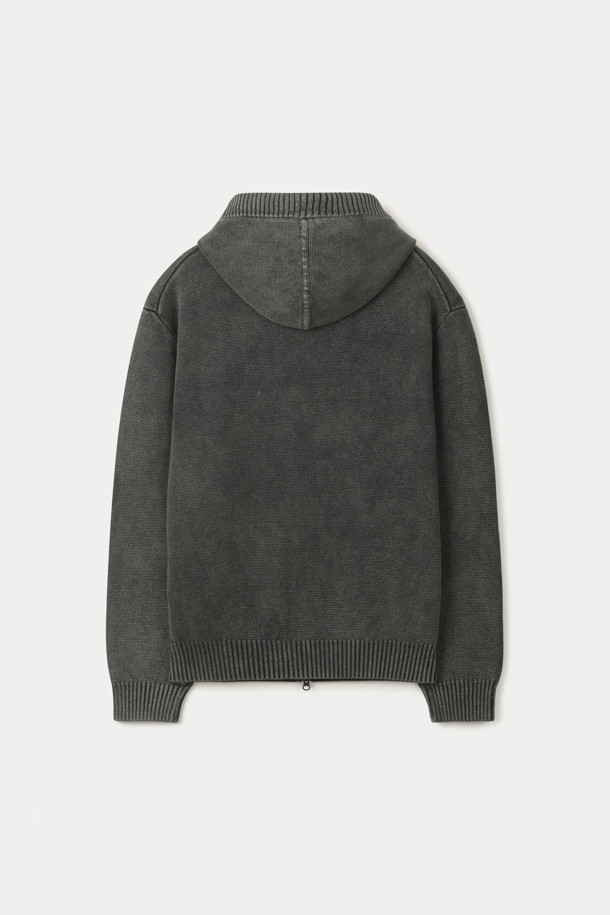 가먼트 다잉 코튼 풀 집업 후디는 부드러운 촉감의 면 소재로 제작되어 편안한 착용감을 선사합니다. 봄, 가을 시즌에 적합하며, 캐주얼 및 베이직 스타일을 연출하기 좋습니다. 무지 디자인에 레귤러핏으로 제작되었으며, 후드 네크라인과 긴소매, 집업 여밈 방식이 특징입니다. 카키, 그린 두 가지 컬러로 출시되어, 산책룩이나 캠핑룩 등 다양한 TPO에 활용 가능합니다. 미니멀, 고프코어 스타일을 즐겨 입는 분들께 추천합니다.
