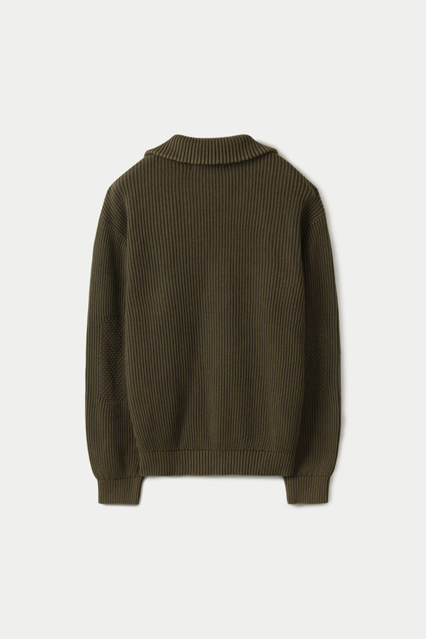 가먼트 다잉(Garment Dyeing) 기법으로 제작된 코튼 하프 집업 풀오버입니다. 부드러운 촉감의 면 소재에 골지 패턴을 더해 편안함과 스타일을 모두 갖췄습니다. 간절기와 겨울철에 활용하기 좋은 두께감으로, 캐주얼하고 베이직한 스타일을 연출하기 좋습니다. 하프넥 디자인과 YKK 지퍼, 팔꿈치 패치 디테일이 돋보이며, 카키 및 올리브 두 가지 색상으로 출시되었습니다. 출근룩과 캠핑룩 등 다양한 TPO에 활용 가능합니다.
