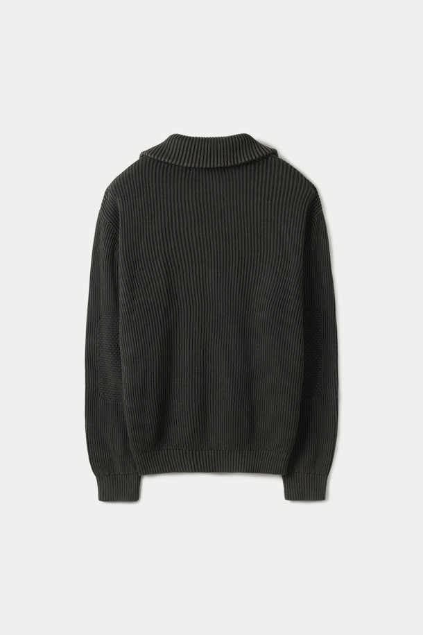 가먼트 다잉 코튼 하프 집업 풀오버는 간절기와 겨울 시즌에 어울리는 상의입니다. 블랙 컬러의 루즈핏이며, 내추럴하고 빈티지한 스타일을 연출합니다. 면 소재의 골지 패턴으로 제작되었으며, 하프넥 디자인과 긴소매, 두꺼운 두께감으로 보온성을 높였습니다. 가먼트 다잉 워싱 기법으로 자연스러운 멋을 더했고, YKK 지퍼와 팔꿈치 패치 디테일로 완성도를 높였습니다. 캐주얼, 클래식, 미니멀 스타일 모두 소화 가능한 활용도 높은 아이템입니다.
