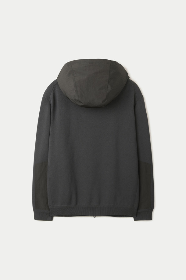 부드러운 면 소재로 제작되어 편안한 착용감을 선사하는 여성용 하이브리드 후디 가디건입니다. 가을과 겨울에 따뜻하게 입을 수 있으며, 일상복으로 활용하기 좋은 캐주얼하고 베이직한 디자인입니다. 레귤러핏으로 편안하게 떨어지는 핏과 후드 디자인이 특징이며, 집업 스타일로 간편하게 입고 벗을 수 있습니다. 무지 패턴의 블랙과 차콜 두 가지 색상으로 출시되어 다양한 스타일 연출이 가능하며, 포켓 디테일로 실용성을 더했습니다. 집콕룩, 캐주얼, 미니멀 스타일을 즐겨 입는 분들께 추천합니다.
