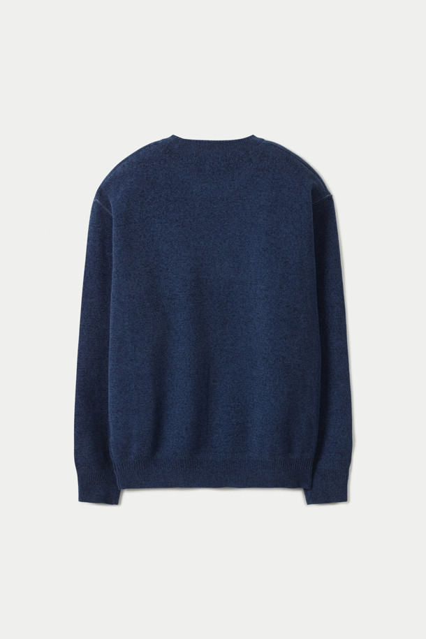 네이비 컬러의 셔닐 라운드 스웨터입니다. 부드러운 벨벳 터치 텍스처로 제작되어 포근하고 고급스러운 착용감을 선사하며, 가을과 겨울 시즌에 높은 보온성을 제공합니다. 은은한 투톤 컬러와 암홀 솔기라인의 티핑 배색 디테일이 돋보입니다. 루즈핏 라운드넥 디자인으로 편안하게 착용 가능하며, 형태 유지력이 뛰어나 오랫동안 변형 없이 즐길 수 있습니다. 베이직, 미니멀 스타일을 선호하는 분들께 데일리룩, 집콕룩, 모임룩으로 제안합니다.
