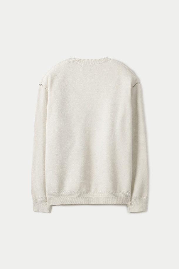 부드러운 셔닐 소재의 라운드 넥 스웨터입니다. 겨울철 데일리룩과 집콕룩에 활용하기 좋은 베이직 스타일의 아이템입니다. 벨벳 터치 텍스처와 은은한 투 톤 컬러가 특징이며, 암홀 솔기라인의 티핑 배색으로 포인트를 더했습니다. 루즈핏으로 편안한 착용감을 선사하며, 높은 보온성과 형태 유지력으로 오랫동안 따뜻하게 즐길 수 있습니다. 두꺼운 두께감으로 한겨울에도 따뜻하게 입을 수 있는 머스트 해브 아이템입니다.
