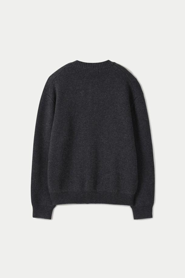 차콜 그레이 컬러의 버튼 라운드 가디건입니다. 울과 면 혼방 소재로 제작되어 부드러운 촉감과 두꺼운 두께감으로 따뜻하게 착용할 수 있습니다. 루즈핏 디자인과 긴 소매 기장으로 편안한 착용감을 선사하며, 데일리룩, 카페룩, 모임룩 등 다양한 TPO에 활용 가능합니다. 베이직, 미니멀, 클래식 스타일을 즐겨 입는 분들께 추천하며, 패치 포켓 디테일과 고급스러운 버팔로 혼 버튼이 특징입니다. 레이어링하여 사계절 내내 활용하기 좋습니다.
