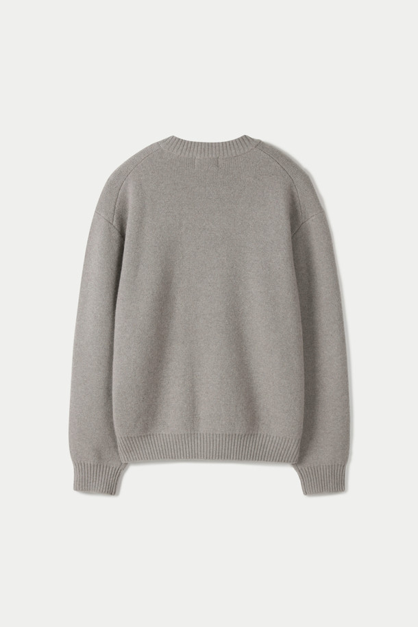 **버튼 라운드 가디건**

부드러운 울과 코튼 혼방 소재로 제작되어 포근한 착용감을 선사하는 버튼 라운드 가디건입니다. 톤 다운된 그레이 컬러와 베이직, 미니멀한 디자인으로 다양한 스타일 연출에 용이합니다. 넉넉한 루즈핏에 긴 소매 기장으로 편안함을 더하고, 두꺼운 두께감과 단단한 촉감, 그리고 버팔로 혼 버튼과 패치 포켓 디테일이 특징입니다. 사계절 내내 활용 가능하며, 형태 유지력이 우수하여 오랫동안 변형 없이 착용할 수 있습니다. 집콕룩, 산책룩 등 데일리 및 일상에서 클래식, 미니멀, 캐주얼 스타일로 코디하기 좋습니다.
