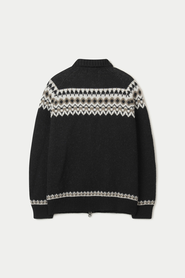 블랙과 화이트 컬러의 여성용 패턴 가디건입니다. 울 소재로 제작되어 부드러운 촉감을 선사하며, 가을과 겨울에 따뜻하게 착용할 수 있습니다. 노르딕 또는 기하학 패턴이 돋보이는 디자인으로, 라운드넥에 집업 방식의 긴소매 크롭 기장입니다. 캐주얼, 베이직 스타일로 출근룩이나 모임룩에 활용하기 좋으며, 지퍼 디테일이 포인트입니다.
