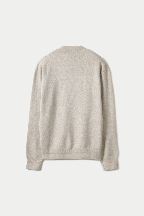 부드러운 울 혼방 소재의 모크넥 스웨터입니다. 베이직하고 미니멀한 스타일로, 겨울철에 따뜻하게 착용하기 좋습니다. 세미 루즈핏으로 편안한 착용감을 선사하며, 레귤러 기장으로 다양한 하의와 매치하기 용이합니다. 베이지와 그레이 두 가지 색상으로 출시되었으며, 밑단과 소맷단 조직 변형, 암홀 라인 솔기 디테일로 포인트를 더했습니다. 레이어드하여 더욱 스타일리시하게 연출할 수 있습니다.
