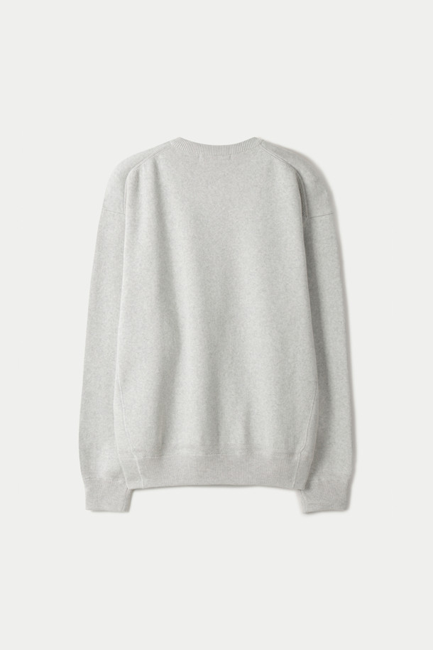 부드러운 촉감의 캐시미어 혼방 소재로 제작되어 포근함을 선사하는 그레이 컬러의 맨투맨 스웨터입니다. 간절기와 겨울철에 적합하며, 라운드넥과 루즈핏 디자인으로 편안한 착용감을 자랑합니다. 베이직한 스타일로 다양한 하의와 매치하여 미니멀, 클래식, 캐주얼 룩을 연출하기 좋습니다. 립 디테일과 밀도 있는 편직, 안정적인 형태감으로 스웻셔츠의 기본 구조를 잘 살렸습니다. 겨울 데일리룩, 집콕룩, 산책룩 등 TPO에 구애받지 않고 활용할 수 있는 데일리 아이템입니다.
