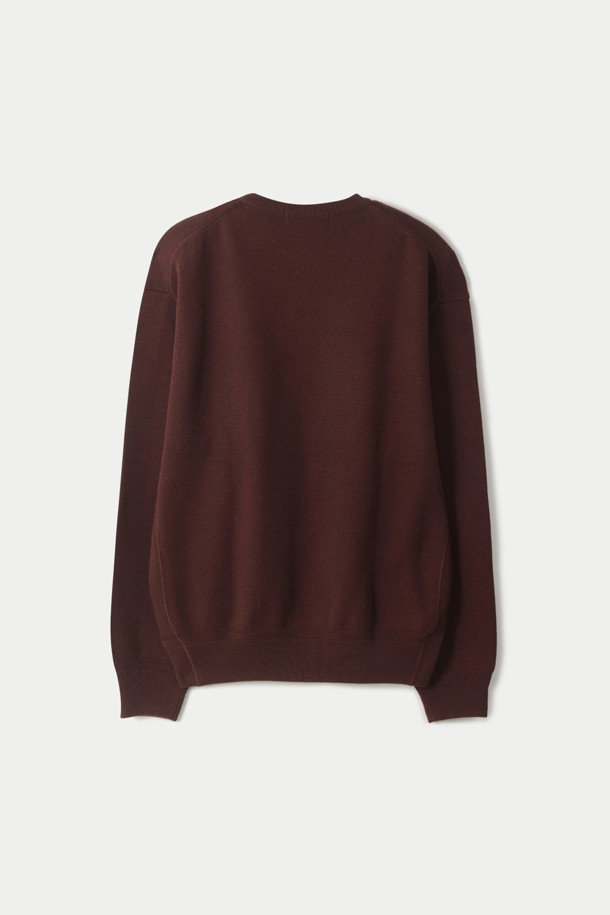 부드러운 면과 캐시미어 혼방 소재의 브라운 컬러 맨투맨 스웨터입니다. 간절기와 겨울철에 활용하기 좋은 적당한 두께감으로, 루즈핏의 편안한 착용감을 선사합니다. 라운드넥 디자인에 무지 패턴으로 제작되어 베이직하고 캐주얼한 스타일을 연출합니다. 스웻셔츠 구조를 기반으로, 옆선 립 디테일과 밀도 있는 편직, 안정적인 형태감을 갖춰 완성도를 높였습니다. 데일리룩, 집콕룩, 산책룩 등 다양한 TPO에 활용하기 좋은 아이템입니다.
