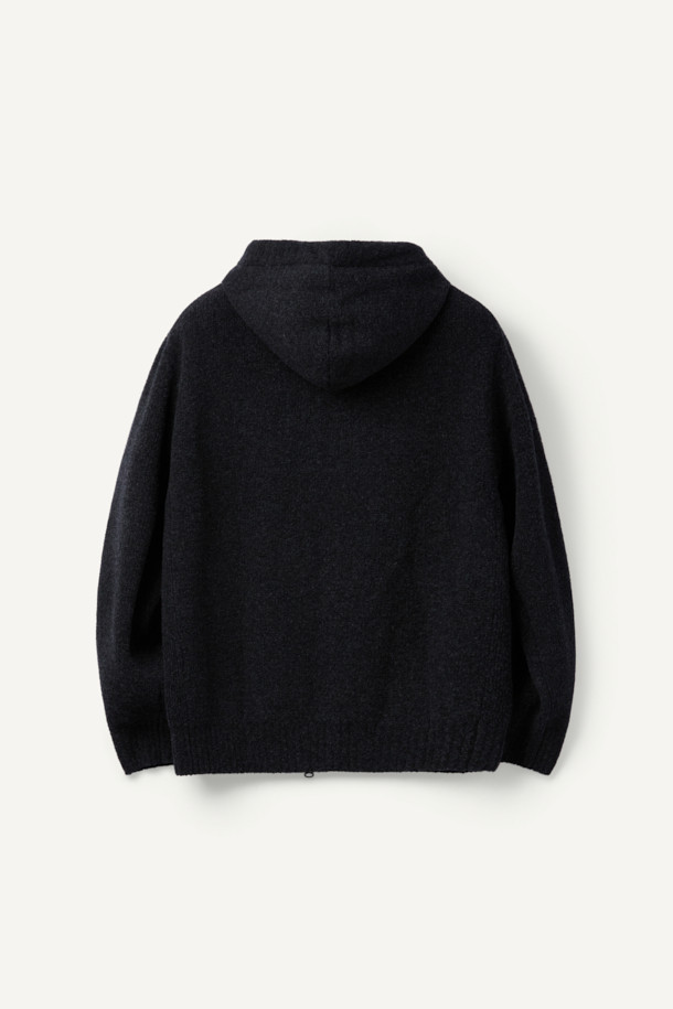 **부클레 니트 후디 집업**은 간절기부터 겨울까지 따뜻하게 입을 수 있는 캐주얼 스타일의 상의입니다. 부드러운 울 소재와 부클 패턴이 포근한 느낌을 주며, 루즈핏으로 편안한 착용감을 선사합니다. 블랙 컬러로 어떤 옷에도 쉽게 매치할 수 있으며, 긴 소매와 후드 디자인으로 보온성을 높였습니다. 편직된 스트링 끈과 리얼 가죽 팁 마감, 전면 포켓 디테일이 돋보이며, 집업 형태로 간편하게 입고 벗을 수 있습니다. 집콕룩, 산책룩 등 다양한 TPO에 활용하기 좋은 아이템입니다.
