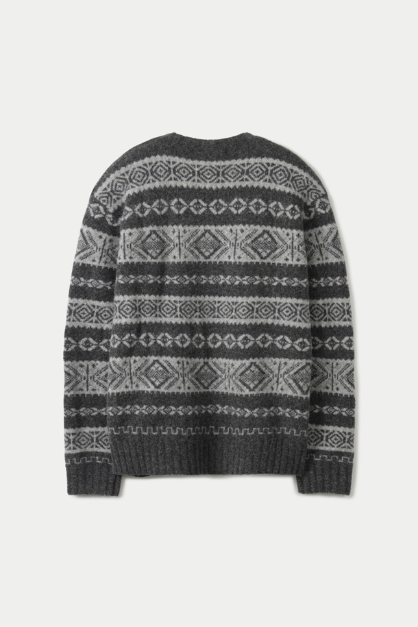 부드러운 울 소재와 두꺼운 두께감으로 따뜻함을 선사하는 윈터 패턴 스웨터입니다. 그레이와 차콜 컬러의 클래식한 색상 조합에, 페어아일 패턴이 더해져 포근한 분위기를 연출합니다. 세미루즈핏으로 편안하게 착용 가능하며, 레이어드 스타일링에도 용이합니다. 긴소매와 크루넥 디자인으로, 출근룩이나 모임룩 등 다양한 TPO에 활용할 수 있습니다. 부클 원사를 사용하여 적당한 볼륨감을 살린 것이 특징입니다.
