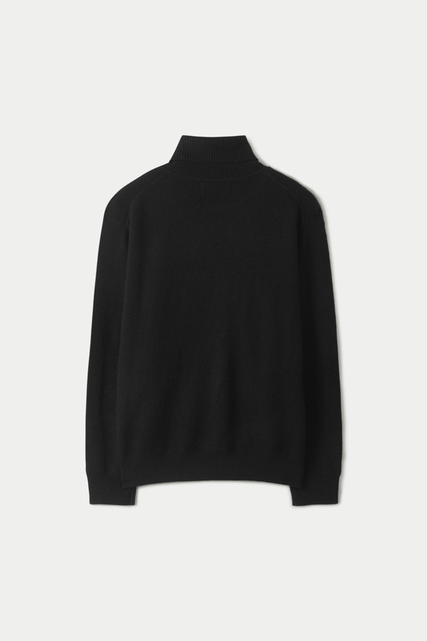 부드러운 캐시미어 소재의 블랙 터틀넥 스웨터입니다. 하이게이지 편직으로 제작되어 고급스러운 촉감과 핏을 선사하며, 레귤러핏으로 편안하게 착용 가능합니다. 두꺼운 두께감으로 가을, 겨울 시즌에 따뜻하게 입을 수 있으며, 엘보우 패치 디테일과 뒷판 네크라인 조직 포인트로 디자인의 완성도를 높였습니다. 클래식, 미니멀, 시크 스타일 연출에 적합하며, 겨울 데일리룩, 오피스룩, 모임룩 등 다양한 TPO에 활용할 수 있습니다. 보온성이 우수하여 추운 날씨에도 따뜻함을 유지해 줍니다.
