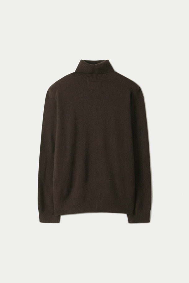 부드러운 촉감의 캐시미어 터틀넥 스웨터입니다. 고품질 캐시미어 100% 소재로 제작되어 가을, 겨울 시즌 따뜻하고 포근하게 착용할 수 있습니다. 베이직하고 클래식한 스타일로 다양한 룩에 활용하기 좋으며, 레귤러 핏으로 편안한 착용감을 선사합니다. 엘보우 패치 디테일과 뒷판 네크라인 조직 포인트가 돋보이며, 두꺼운 두께감으로 보온성을 높였습니다. 겨울 데일리룩, 오피스룩, 모임룩 등 클래식하고 미니멀한 스타일을 연출하기 좋습니다.
