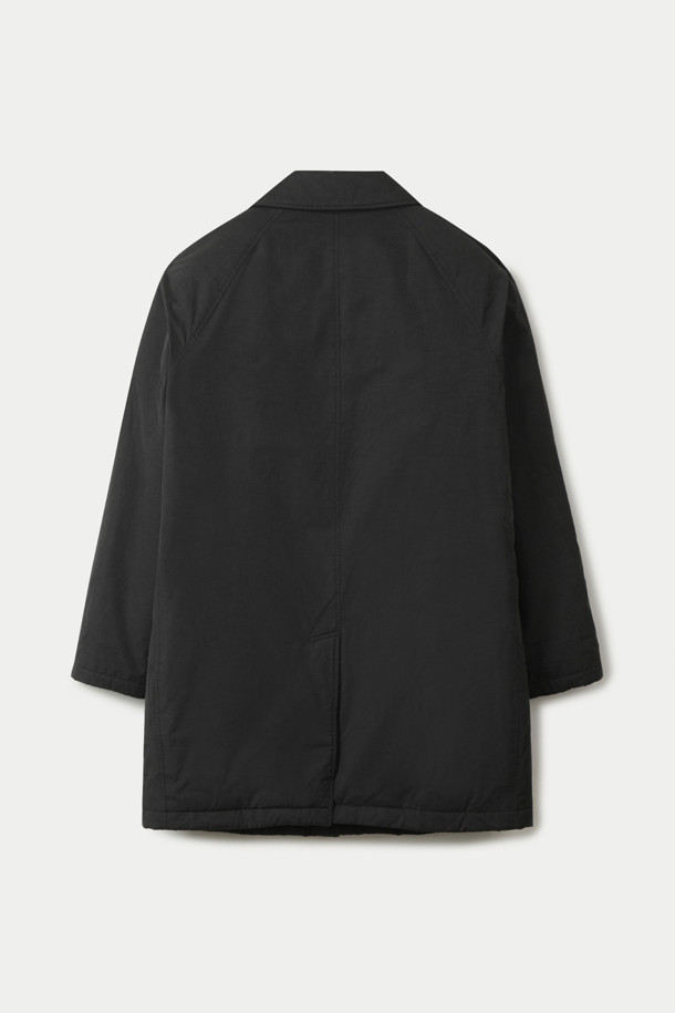 구스다운 맥코트는 겨울철 추위를 완벽하게 막아주는 남녀 공용 아우터입니다. 심플하고 미니멀한 블랙 컬러의 무지 디자인으로 어떤 스타일에도 쉽게 매치할 수 있습니다. 롱 기장의 레귤러핏으로 제작되었으며, 지퍼와 스냅 이중 여밈 방식으로 더욱 따뜻하게 착용 가능합니다. 가볍고 부드러운 구스다운 소재에 두꺼운 두께감으로 보온성을 극대화했으며, 하단 슬릿과 포켓 안감 디테일로 편안함까지 더했습니다. 겨울 데일리룩, 출근룩, 모임룩 등 다양한 TPO에 클래식, 미니멀, 시크한 무드로 연출해보세요.
