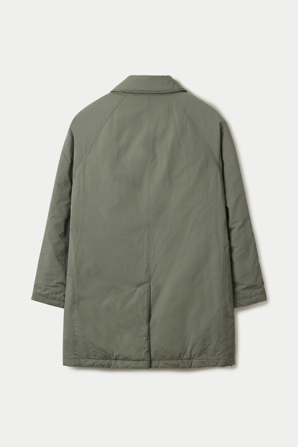 겨울철 따뜻함을 책임질 구스다운 맥코트입니다. 부드러운 촉감의 구스다운 소재와 두꺼운 두께감으로 한겨울에도 든든하게 착용할 수 있습니다. 베이직한 디자인에 카키 컬러와 무지 패턴으로 어떤 스타일에도 쉽게 매치할 수 있습니다. 맥시 기장의 레귤러핏으로, 하단 슬릿, 이중 여밈, 포켓 디테일이 돋보입니다. 스냅과 지퍼로 여밀 수 있어 편안하게 스타일링할 수 있으며, 데일리룩, 출근룩, 모임룩 등 다양한 TPO에 활용 가능합니다. 클래식, 미니멀, 캐주얼 등 어떤 무드에도 잘 어울리는 매력적인 아우터입니다.
