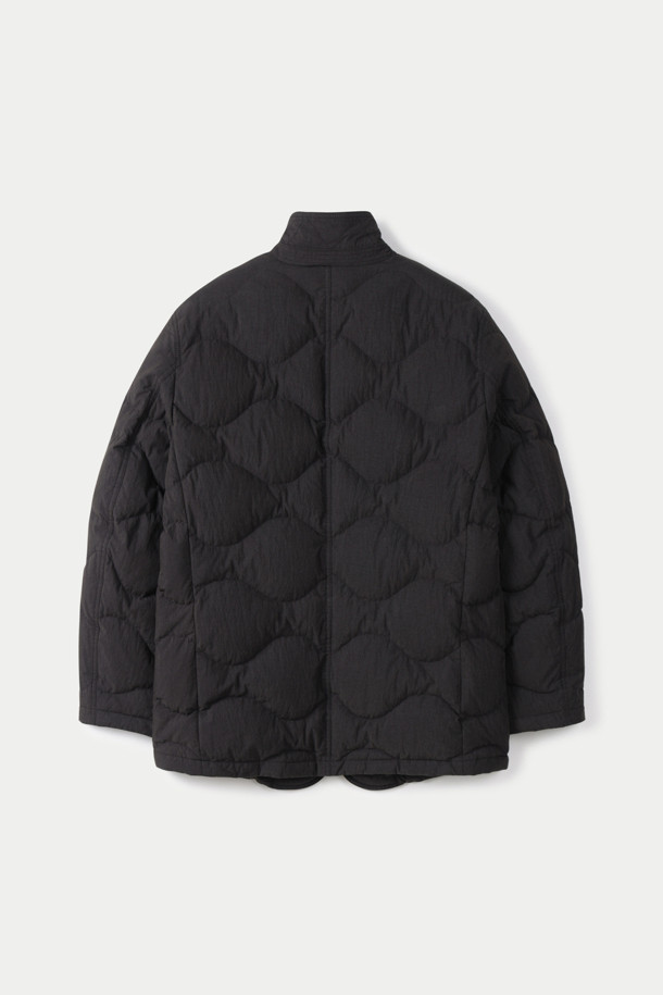 따뜻함과 스타일을 동시에 잡은 퀼팅 포켓 재킷입니다. 블랙 컬러의 베이직한 디자인으로 가을부터 겨울까지 폭넓게 활용 가능하며, 캐주얼, 클래식, 미니멀 등 다양한 스타일을 소화합니다. 넉넉한 레귤러핏과 두꺼운 두께감으로 뛰어난 보온성을 제공하며, 가볍고 부드러운 나일론 소재를 사용하여 편안한 착용감을 선사합니다. 하이넥 칼라와 버튼 여밈으로 포인트를 더했으며, 앞면 3개, 안쪽 2개의 포켓으로 실용성을 높였습니다. 우모 충전재를 사용하여 보온성과 경량성을 동시에 갖춘 데일리 아우터로, 산책, 여행 등 다양한 TPO에 잘 어울립니다.
