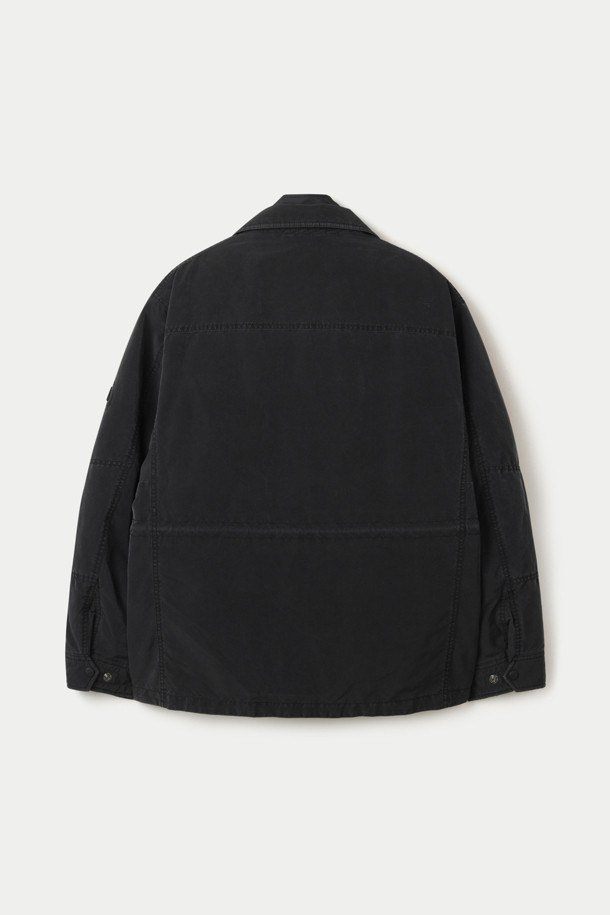 피그워싱 2WAY 점퍼는 겨울과 가을에 착용하기 좋은 남녀 공용 점퍼입니다. 블랙 색상의 무지 디자인으로 캐주얼, 미니멀, 워크웨어 스타일을 연출하기 좋습니다. 이너 분리형에 오리털 충전재를 사용하여 보온성을 높였으며, 허리 스트링으로 사이즈 조절이 가능합니다. 4개의 포켓과 지퍼, 스냅 여밈 방식으로 실용성을 더했습니다. 일상, 산책, 여행 등 다양한 TPO에 활용할 수 있는 레귤러핏 두꺼운 점퍼입니다.
