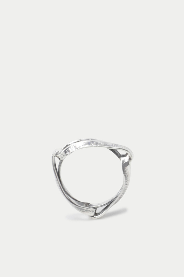 NORTH WORKS N-250(노스 웍스 N-250) 반지는 미니멀하고 클래식한 스타일을 추구하는 당신을 위한 액세서리입니다. 실버900 소재로 제작되었으며, 세 개의 실버 밴드가 꼬여 독특한 디자인을 연출합니다. 섬세한 라인 텍스처와 각인 디테일이 더해져 고급스러운 분위기를 자아냅니다. 데이트룩, 모임룩, 쇼핑룩 등 다양한 TPO에 매치하여 시크하고 세련된 스타일을 완성해 보세요.
