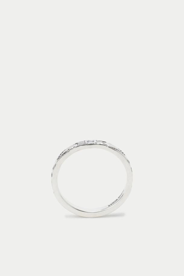 NORTH WORKS(노스 웍스) KX-012 반지는 실버 900 소재로 제작된 공용 반지입니다. 얇은 두께의 베이직 스타일 디자인으로, 스마일, 도트, 벌 문양 각인이 특징입니다. 빈티지 코인을 사용한 핸드메이드 실버 아이템으로, 단독 또는 레이어드 착용이 가능합니다. 데이트룩, 쇼핑룩, 카페룩 등 다양한 TPO에 매치하여 클래식, 미니멀, 캐주얼 스타일을 연출할 수 있습니다.
