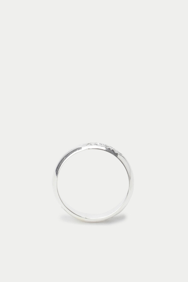 노스 웍스 W-615 반지는 실버 900 소재로 제작된 공용 제품입니다. 미니멀하고 베이직한 스타일로, 매끄럽고 깔끔한 디자인이 돋보입니다. 수제작으로 완성되어 높은 품질을 자랑하며, 다양한 스타일에 자연스럽게 매치할 수 있습니다. 적당한 두께감으로 레이어드하여 개성 있는 연출을 시도해 보세요. 일상생활에서 착용하기 좋은 실버 아이템입니다.
