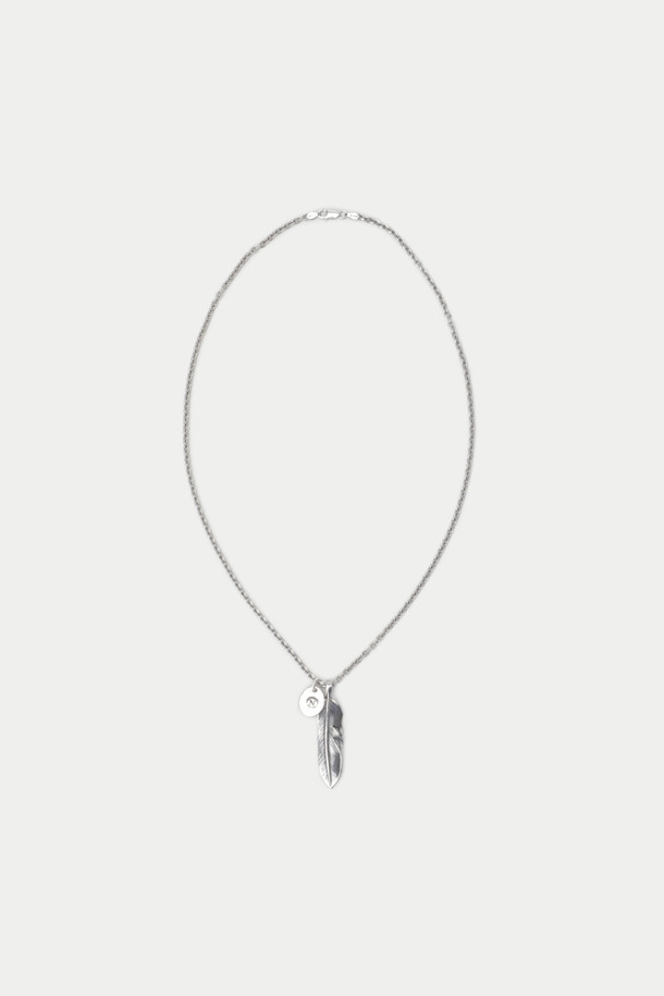 NORTH WORKS N-410 목걸이는 빈티지 에스닉 스타일을 선호하는 분들을 위한 실버 네크리스입니다. 925 실버 체인과 900 실버 펜던트가 사용되었으며, 깃털과 터키석, 빈티지 아메리칸 코인 장식이 섬세하게 조화를 이룹니다. 수공예로 제작되어 독특한 매력을 더하며, 여행룩, 휴가룩, 리조트룩 등 다양한 TPO에 활용하기 좋습니다. 레트로 무드를 즐기는 스타일에 포인트를 더해 개성 있는 스타일을 연출해보세요.
