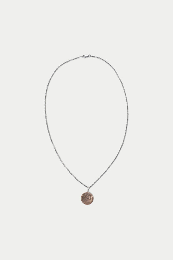 **NORTH WORKS N-664**

NORTH WORKS (노스 웍스) N-664 목걸이는 빈티지한 감성을 담은 공용 디자인입니다. 925 실버 체인과 900 실버, 브라스 펜던트의 조화가 돋보이며, 수공예로 제작되어 높은 소장 가치를 자랑합니다. 클래식하고 미니멀한 스타일로, 데일리룩에 포인트 아이템으로 활용하기 좋습니다. 펜던트에는 독수리 무늬가 새겨져 있으며, 사이즈 조절이 가능하여 편안하게 착용할 수 있습니다.
