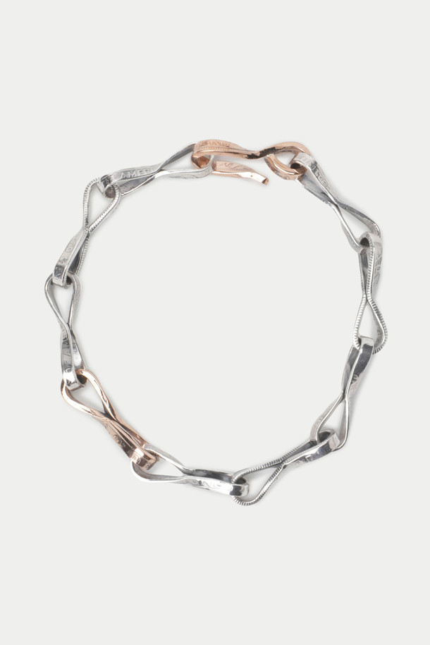 노스 웍스 E-046은 925 실버와 로즈 골드 컬러의 조화가 돋보이는 브레이슬릿입니다. 트위스트 체인 디자인과 수작업으로 제작된 섬세함이 돋보이며, 빈티지 코인 소재를 사용하여 클래식하면서도 미니멀한 스타일을 연출합니다. 데이트룩이나 모임룩에 포인트 아이템으로 활용하기 좋으며, 시크한 매력을 더해줍니다. 일상에서도 세련된 스타일을 완성할 수 있는 아이템입니다.
