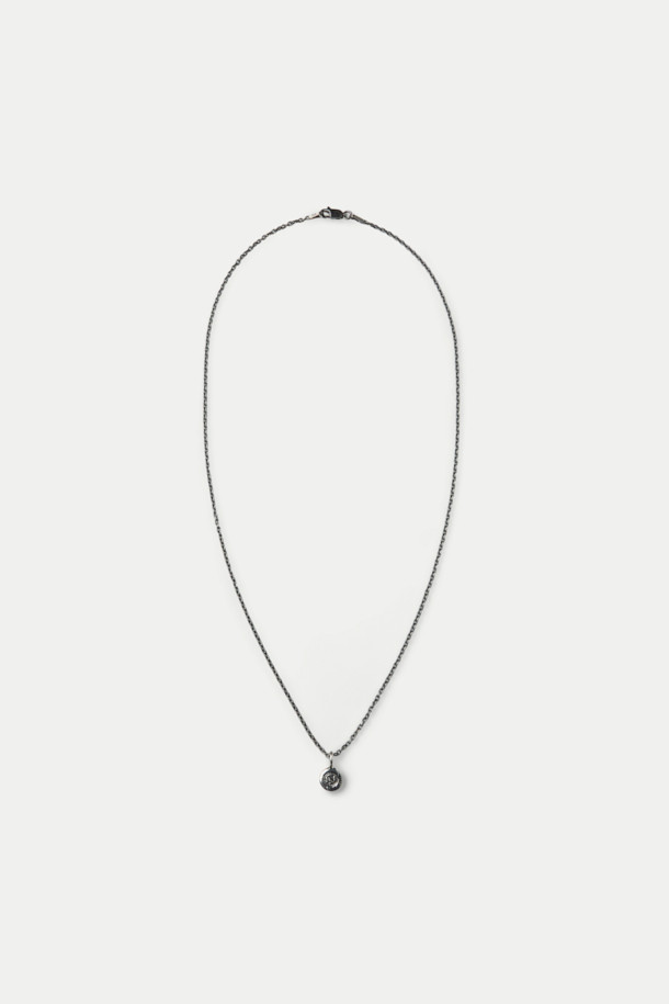 NORTH WORKS NECKLACE N-617b (노스 웍스 네크리스 N-617b)는 900 실버와 브라스 소재로 제작된 공용 목걸이입니다. 빈티지 코인과 스마일 펜던트가 특징이며, 클래식, 미니멀, 레트로 스타일을 연출합니다. 체인 길이를 조절하여 다양한 스타일링이 가능하며, 레이어드하여 개성 있는 연출도 가능합니다. 데이트룩, 모임룩, 소개팅룩 등 다양한 TPO에 활용하기 좋습니다.
