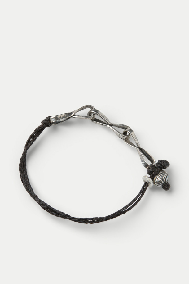 노스 웍스 비즈 팔찌 D-201은 900 실버 소재와 왁스 코드를 사용하여 제작된 팔찌입니다. 실버와 블랙 컬러의 조화가 돋보이며, 코인 체인 파츠가 캐주얼한 느낌을 더합니다. 수제작으로 완성되어 높은 퀄리티를 자랑하며, 다양한 스타일과 레이어드하여 개성 있는 연출이 가능합니다. 일상생활에서 편안하게 착용하기 좋은 아이템으로, 미니멀한 스타일을 즐기는 분들께 추천합니다.
