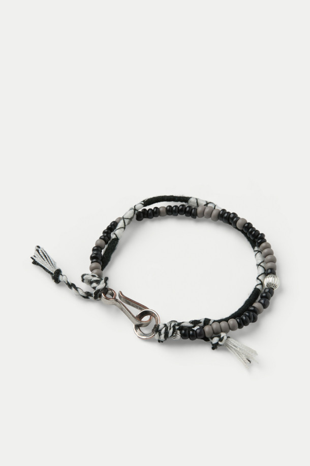 NORTH WORKS(노스 웍스) 비즈 팔찌 D-731b는 캐주얼, 미니멀 스타일을 즐기는 분들을 위한 팔찌입니다. 불규칙한 패턴의 비즈와 10센트 니켈 후크 잠금장치가 특징이며, 블랙과 화이트 두 가지 색상으로 제공됩니다. 핸드메이드 오버레이 비즈 디자인으로 제작되어 독특한 멋을 더하며, 데일리룩이나 산책룩에 포인트 아이템으로 활용하기 좋습니다. 단독 착용은 물론, 다른 팔찌와 레이어드하여 개성 있는 스타일을 연출할 수도 있습니다.