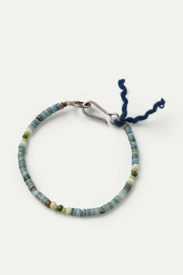 노스 웍스 비즈 팔찌 D-809A는 블루, 그린, 네이비 색상의 비즈로 이루어진 핸드메이드 팔찌입니다. 캐주얼한 스타일로, 여행룩이나 휴가룩에 매치하기 좋습니다. 후크 잠금장치를 사용하여 간편하게 착용할 수 있으며, 다른 팔찌와 레이어드하여 개성 있는 스타일을 연출할 수도 있습니다. 미니멀한 디자인으로 데일리 아이템으로 활용하기 좋습니다.
