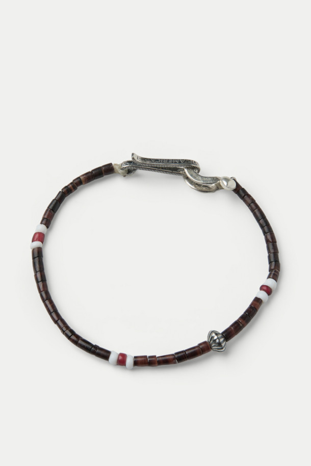 NORTH WORKS(노스 웍스) 비즈 팔찌 D-201은 브라운, 화이트, 레드의 세련된 색상 조합이 돋보이는 팔찌입니다. 비즈와 후크 디자인이 캐주얼한 스타일을 연출하며, 일상에서 편안하게 착용하기 좋습니다. 핸드메이드 방식으로 제작되어 높은 퀄리티를 자랑하며, 레이어드하여 개성 있는 스타일을 연출할 수도 있습니다. 후크 잠금장치로 간편하게 착용할 수 있는 실용적인 아이템입니다.
