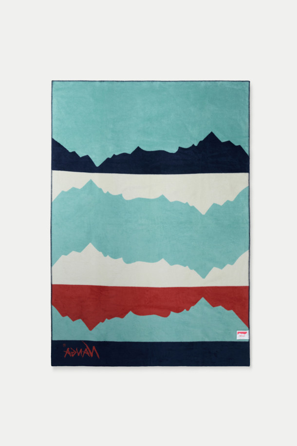 낭가 멀티 컬러 릿지라인 코튼 블랭킷 S는 면 80%, 폴리에스터 20% 혼방 소재로 제작되어 부드러운 촉감을 자랑합니다. 두꺼운 두께감으로 보온성을 높였으며, 낭가파르바트 산맥을 모티브로 한 프린트 패턴이 특징입니다. 멀티컬러, 터콰이즈, 레드, 네이비 등 다채로운 색상으로 구성되어 있으며, 더블 자카드 직조 방식으로 제작되었습니다. 침대나 소파 커버로 활용 가능하며, 미니멀한 스타일을 추구하는 분들께 적합한 싱글 사이즈 블랭킷입니다.
