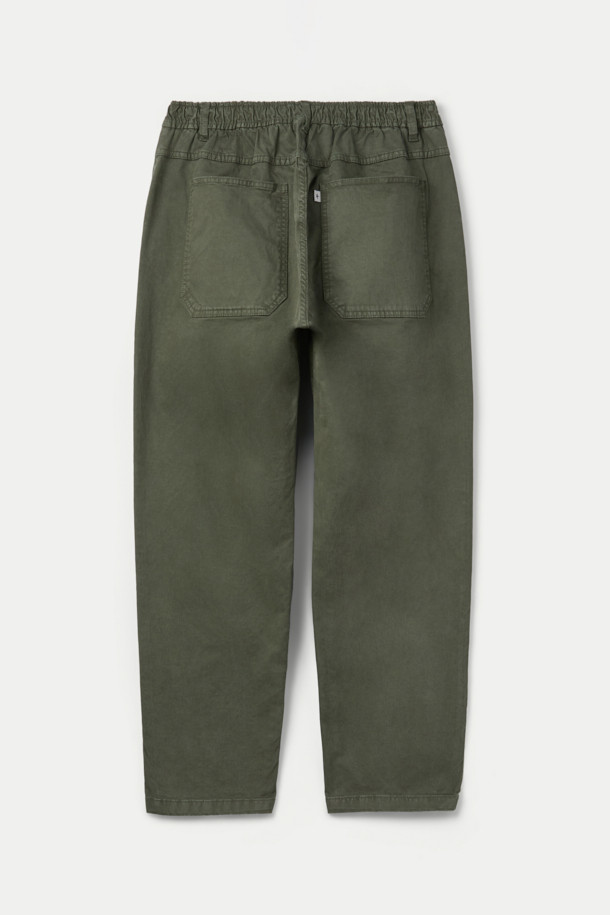 FIVER(파이버) 이지 턱 배기 팬츠는 캐주얼, 미니멀, 클래식 스타일을 즐기는 남녀 모두를 위한 아이템입니다. 봄, 가을에 어울리는 면, 스판덱스 혼방 소재의 긴 기장 바지로, 편안한 배기핏을 선사합니다. 허벅지 부분은 여유롭고 밑단은 테이퍼드 디자인으로, 웨이스트 밴딩과 스트링으로 허리 사이즈를 조절할 수 있습니다. 무지 디자인에 카키 컬러로, 출근룩이나 산책룩 등 다양한 TPO에 활용 가능하며, 사이드 포켓과 힙 포켓으로 실용성을 더했습니다. 버튼과 지퍼 여밈으로 깔끔하게 마무리되었습니다.
