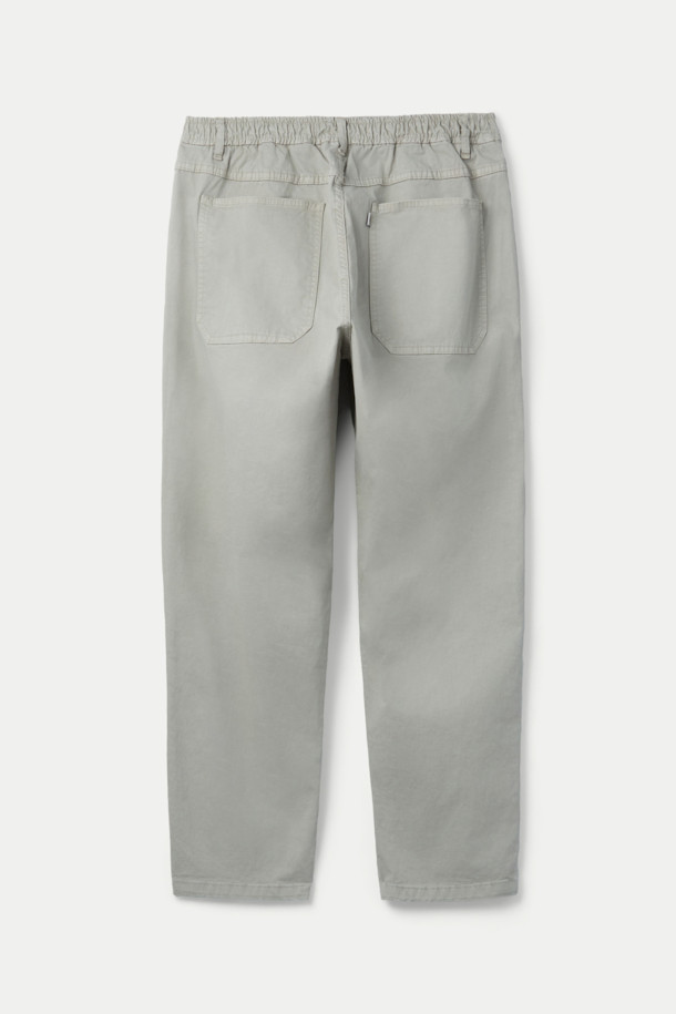 FIVER (파이버) 이지 턱 배기 팬츠는 캐주얼, 미니멀, 클래식 스타일을 아우르는 활용도 높은 바지입니다. 면과 스판덱스 혼방 소재로 제작되어 탄탄한 촉감과 편안한 착용감을 선사합니다. 허벅지 부분은 여유 있고 밑단은 테이퍼드 디자인으로 트렌디한 배기핏을 연출하며, 웨이스트 밴딩과 스트링으로 허리 사이즈를 조절할 수 있습니다. 무지 디자인에 그레이 컬러로 출시되어 다양한 상의와 쉽게 매치할 수 있으며, 버튼/지퍼 여밈, 사이드 포켓, 힙 포켓으로 실용성을 더했습니다. 봄, 여름, 가을 시즌에 일상복으로 편안하게 즐겨 입기 좋습니다.
