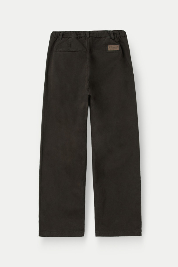 FIVER(파이버) 턱 루즈 핏 팬츠는 일상과 출근룩, 비즈니스 캐주얼에 모두 활용 가능한 베이직 스타일의 바지입니다. 면과 스판덱스 혼방 소재로 제작되어 편안한 착용감을 제공하며, 루즈핏과 일자핏으로 디자인되어 어떤 체형에도 자연스럽게 어울립니다. 무지 디자인에 블랙 컬러로, 미니멀, 클래식, 캐주얼 등 다양한 스타일을 연출하기 좋습니다. 허리 부분은 웨이스트 밴딩 처리되어 편안함을 더했으며, 투턱 디테일로 포인트를 주었습니다.
