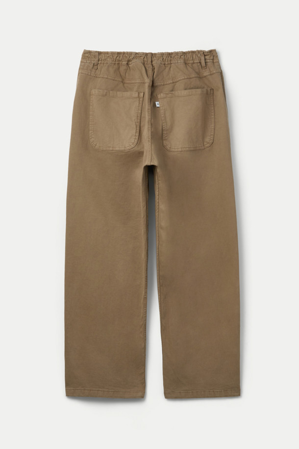 FIVER(파이버) 루즈핏 팬츠는 베이직하고 캐주얼한 스타일로, 일상에서 편안하게 착용하기 좋은 바지입니다. 면과 스판덱스 혼방 소재로 제작되어 탄탄한 촉감을 제공하며, 사계절 내내 활용 가능합니다. 허리 스트링과 웨이스트 밴딩으로 편안한 착용감을 선사하며, 힙 포켓과 사이드 포켓이 실용성을 더합니다. 베이지와 카키 두 가지 색상으로 출시되어 다양한 상의와 매치하기 좋습니다. 여행룩이나 산책룩으로 활용하여 캐주얼하고 미니멀한 스타일을 완성해보세요.
