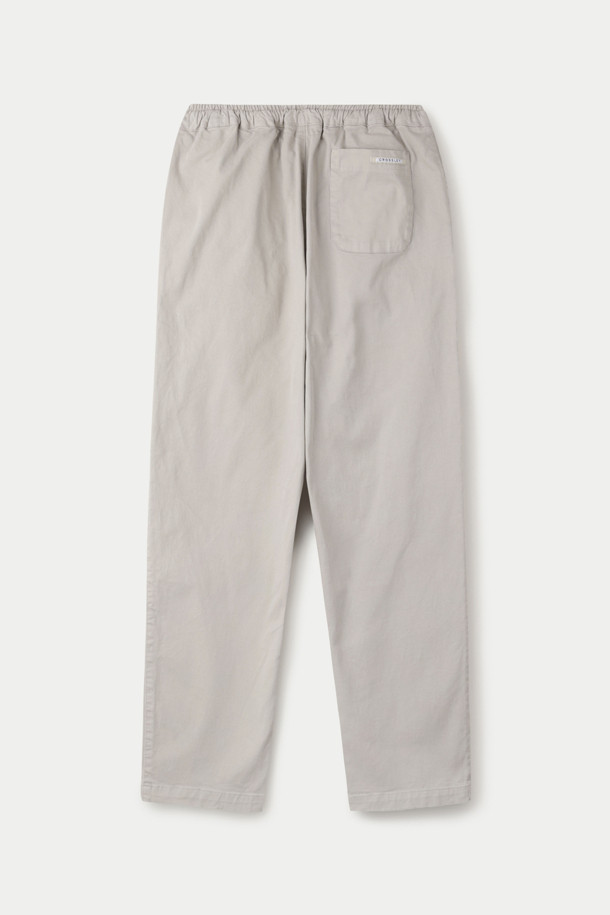 **CROSSLEY(크로슬리) 다잉 팬츠**는 편안한 착용감의 데일리 팬츠입니다. 베이지 컬러에 면과 스판덱스 혼방 소재로 제작되어 활동성을 높였습니다. 허리에는 밴딩과 스트링을 적용하여 편안함을 더했으며, 양옆과 힙 부분에 포켓이 있어 실용적입니다. 무지 디자인의 스트레이트 핏으로 캐주얼하고 미니멀한 스타일을 연출하기 좋습니다. 동네 마실룩에 완벽하게 어울리는 아이템입니다.
