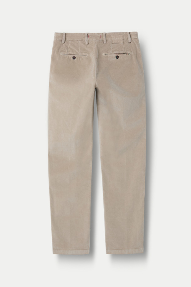 BARONIO(바르니오) 소프트 패브릭 팬츠는 부드러운 촉감의 면, 코듀로이, 엘라스틴 혼방 소재로 제작되어 가을, 겨울 시즌에 적합한 치노 팬츠입니다. 스트레이트핏으로 클래식하고 캐주얼한 스타일을 연출하며, 출근룩이나 비즈니스 캐주얼에 활용하기 좋습니다. 안감 기모 처리와 두꺼운 두께감으로 보온성을 높였으며, 신축성이 있어 편안한 착용감을 제공합니다. 베이지 컬러에 무지 디자인으로 어떤 상의와도 매치하기 용이하며, 사이드 포켓, 힙 포켓, 다트 디테일, 시그니처 라벨, 걸이용 고리 등의 특징을 갖추었습니다.
