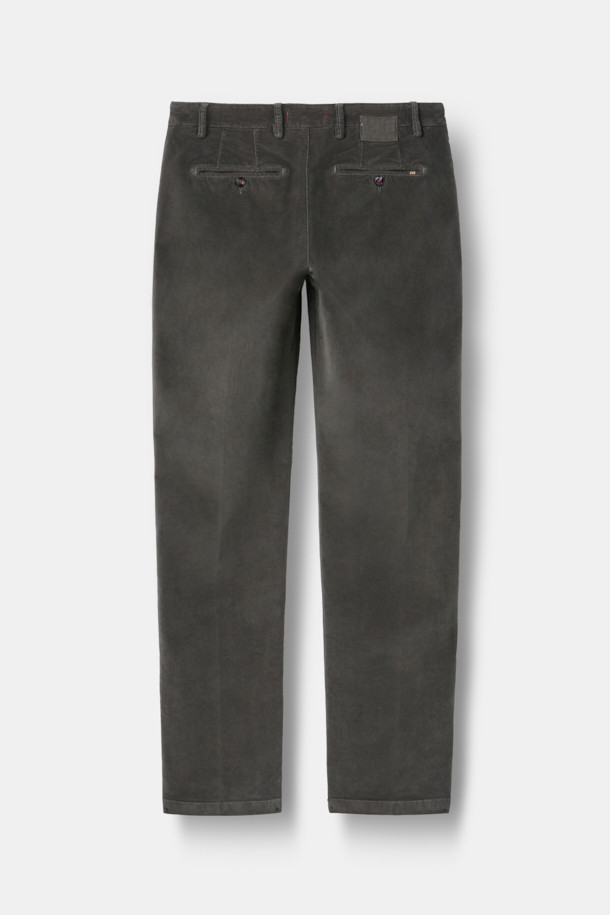 BARONIO(바르니오) 소프트 패브릭 팬츠는 부드러운 촉감의 코듀로이, 면, 엘라스틴 혼방 소재로 제작되어 겨울철 보온성을 제공합니다. 스트레이트 핏과 두꺼운 두께, 무지 디자인으로 클래식과 캐주얼 스타일을 모두 소화하며, 출근룩과 비즈니스 캐주얼에 적합합니다. 포켓 디테일과 엉덩이 다트, 시그니처 라벨, 걸이용 고리 디테일이 돋보이며, 스트레이트핏으로 편안한 착용감을 선사합니다. 미니멀한 스타일을 선호하는 분들께 추천하는 아이템입니다.
