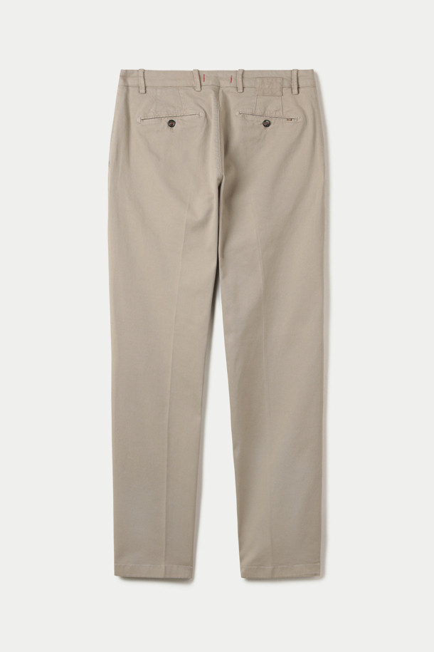 BARONIO(바로니오) 워싱 치노 팬츠는 가을에 어울리는 베이지 컬러의 스트레이트핏 치노 팬츠입니다. 면 소재로 제작되어 부드러운 촉감을 선사하며, 가먼트 워싱 처리로 자연스러운 멋을 더했습니다. 얇은 두께감으로 편안한 착용감을 제공하며, 일상, 출근룩, 비즈니스 캐주얼, 가을 나들이룩 등 다양한 TPO에 활용하기 좋습니다. 클래식, 미니멀, 캐주얼 스타일을 즐기는 분들께 추천하며, 사이드 포켓, 힙 포켓, 다트 디테일, 시그니처 포인트 라벨, 걸이용 고리 등의 디테일이 돋보입니다.
