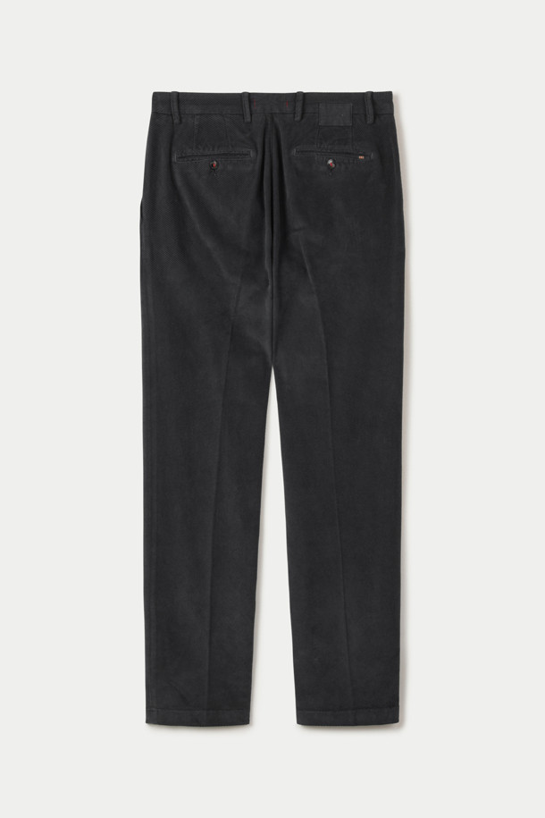 바르니오 트윌 코듀로이 팬츠는 가을과 겨울 시즌을 위한 스트레이트핏 코듀로이 팬츠입니다. 부드러운 촉감의 코듀로이, 면, 스판덱스 혼방 소재로 제작되어 편안한 착용감을 선사합니다. 안감 기모 처리로 보온성을 높였으며, 무지 디자인에 블랙 컬러로 어떤 스타일에도 잘 어울립니다. 엉덩이 입술 포켓, 사이드 포켓, 엉덩이 다트 디테일, 그리고 바르니오 시그니처 포인트 라벨이 특징입니다. 클래식, 미니멀, 캐주얼 스타일을 즐겨 입는 분들께 겨울 데일리룩, 출근룩, 모임룩으로 추천합니다.
