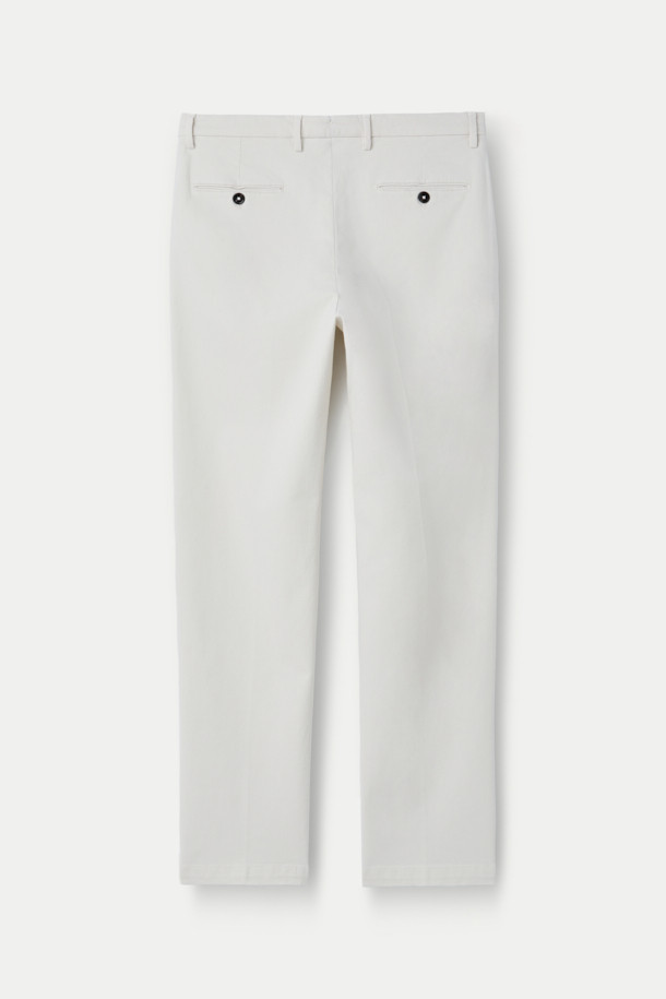 브리그리아 트윌 나빌리오 팬츠는 부드러운 촉감의 리오셀, 면, 스판덱스 혼방 소재로 제작되어 편안한 착용감을 선사합니다. 화이트 컬러의 무지 디자인과 이지핏 핏으로 캐주얼하고 미니멀한 스타일을 연출하기 좋습니다. 통기성과 흡습성이 뛰어나 봄, 여름철 일상복으로 활용하기 좋으며, 오프셋 버튼 잠금과 신축성으로 활동성을 더했습니다. 봄 소풍룩에 매치하여 세련된 스타일을 완성해보세요.
