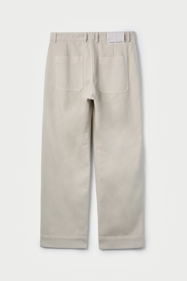 오리지널 빈티지 스타일 트윌 팬츠는 면 100% 소재로 제작되어 탄탄한 촉감을 자랑합니다. 클래식과 캐주얼 무드를 모두 연출할 수 있으며, 일상 및 출근룩, 데이트룩에 활용하기 좋습니다. 스트레이트 핏으로 제작되어 편안한 착용감을 선사하며, 화이트 컬러의 무지 디자인으로 어떤 상의와도 잘 어울립니다. 사선 조직의 트윌 소재와 밀도 높은 조직감으로 고급스러움을 더했으며, 신축성이 있어 활동성 또한 보장합니다.
