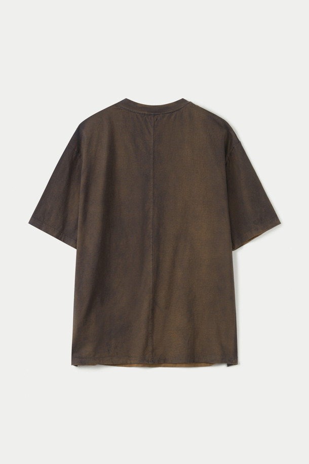 FIVER(파이버) 스프레이 가먼트 다이드 티셔츠는 빈티지한 스타일을 추구하는 당신을 위한 아이템입니다. 부드러운 면 소재로 제작되어 봄, 여름 시즌에 편안하게 착용할 수 있습니다. 브라운 컬러의 무지 디자인에 스프레이 가먼트 다잉 기법을 사용하여 은은한 멋을 더했습니다. 드롭 숄더 핏과 라운드넥 디자인으로 캐주얼하고 미니멀한 스타일을 연출하며, 등판 가운데 절개 디테일과 목 시보리 처리가 돋보입니다. 산책룩, 집콕룩 등 다양한 TPO에 활용하여 레트로 감성을 즐겨보세요.
