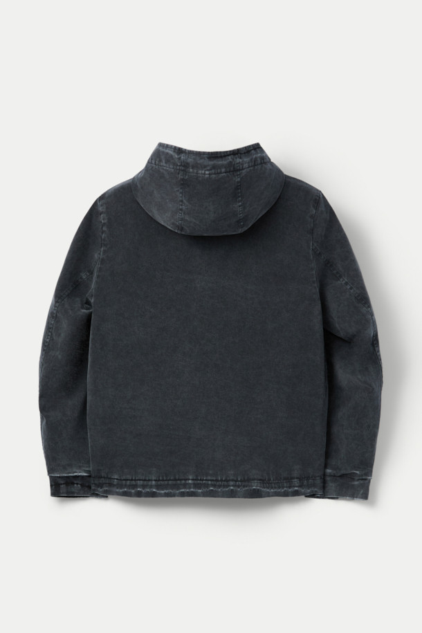 FIVER(파이버) 워커 마블 워시 후드 재킷은 빈티지 스타일을 추구하는 당신을 위한 아이템입니다. 가먼트 다잉 워싱 처리로 자연스러운 멋을 더했으며, 네오프렌 안감으로 편안한 착용감을 선사합니다. 숏 기장의 블랙 컬러 자켓으로, 일상생활과 산책룩에 모두 잘 어울립니다. 단추 여밈 방식과 레귤러핏으로 제작되어 편안하면서도 스타일리시하게 연출할 수 있습니다. 후드 디테일이 캐주얼한 무드를 더하며, 긴 소매 디자인으로 간절기에도 활용하기 좋습니다. 총 기장은 68cm입니다.
